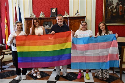 El Ayuntamiento se suma a la conmemoración del Orgullo LGTBIQ+ colgando la bandera de su fachada e iluminándola este fin de semana
