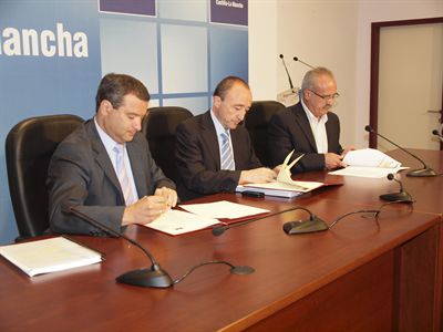 El alcalde de Cuenca y el consejero de Salud firman el convenio para poner el marcha el II Plan Local de Integración Social 2010-2013