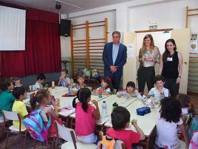 El alcalde de Cuenca visita el colegio Santa Teresa, uno de los centros que acoge las Escuelas de Verano 