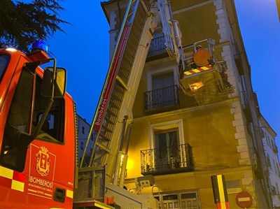 Revisión de cornisas, arreglos en el acerado y calzadas e instalación de señalética: los servicios municipales preparan la Semana Santa