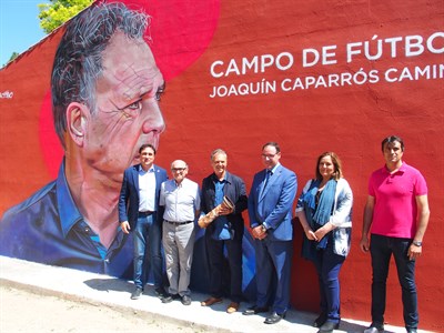 Un emocionado Joaquín Caparrós recibe el homenaje de Cuenca en el Campo de Fútbol que ya lleva su nombre