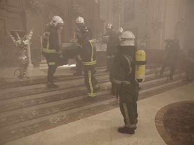 Una treintena de bomberos y policías locales participan en un simulacro de incendio en la iglesia de San Felipe Neri
