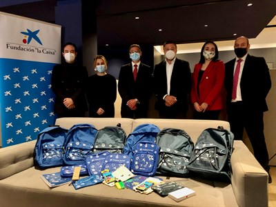 El Ayuntamiento de Cuenca recibe de la Fundación ‘la Caixa’ 175 kits escolares para alumnos vulnerables