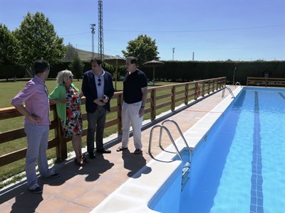 Mariscal visita la piscina de Tiradores Altos en el primer día de la temporada estival y comprueba su buen estado