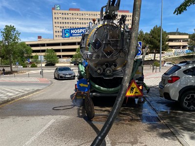 El Ayuntamiento ejecuta la limpieza de la red de saneamiento de la ciudad por barrios, lo que puede originar interferencias en el tráfico