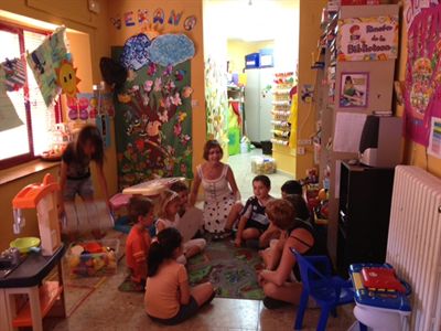 De la Hoz visita el programa “Diviértete aprendiendo” del barrio de Pozo de las Nieves