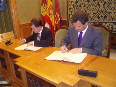 Ayuntamiento y UCLM firman un convenio para la difusión de la candidatura de Cuenca 2016