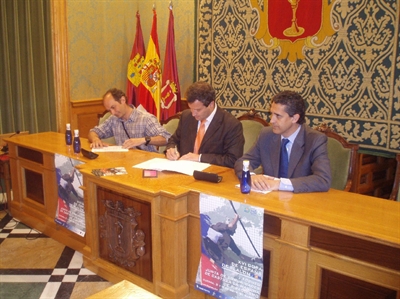 El Ayuntamiento firma un convenio con el Club de Piragüismo Las Grajas