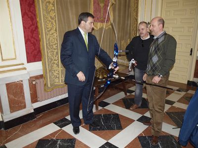 El alcalde recibe a Juan Carlos Di Giacomo y Vicente López, recientemente ganadores del Campeonato de Castilla-La Mancha de Tiro con Arco
