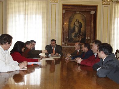 El alcalde muestra a la Junta Directiva del Conquense el anteproyecto del nuevo campo de fútbol de La Fuensanta