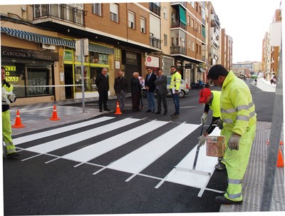 Ángel Mariscal comprueba el avance de las obras de asfaltado en cincuenta calles