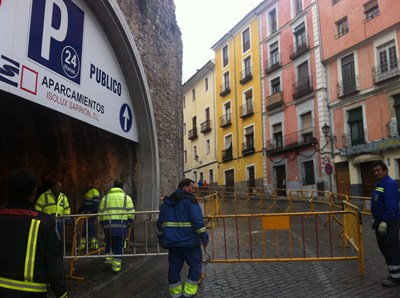 Nuevos daños en el muro de Alfonso VIII obligan a cortar la tráfico un carril de la calle y establecer un perímetro de seguridad