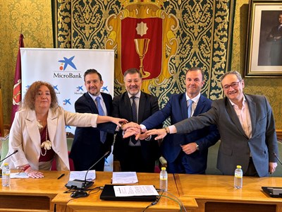 Ayuntamiento y MicroBank firman un convenio para incentivar el autoempleo y la actividad emprendedora