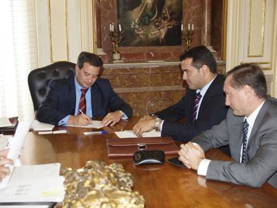 El alcalde firma la escritura pública por la que el Ayuntamiento de Cuenca cede de forma gratuita una parcela a GICAMAN para la construcción de viviendas protegidas