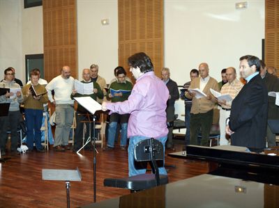 El alcalde visita uno de los ensayos del Orfeón que prepara el Carmina Burana de Carl Orff para dos únicas actuaciones en el Auditorio y la Plaza Mayor de Cuenca