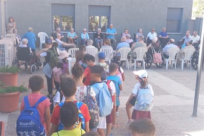 Los niños y niñas de la Escuela de Verano del CEIP San Fernando comparten una emotiva jornada con los mayores de la Residencia La Luz