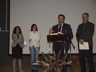 El alcalde entre los premios a los ganadores del III Concurso de Microrrelatos de la Biblioteca Pública Municipal