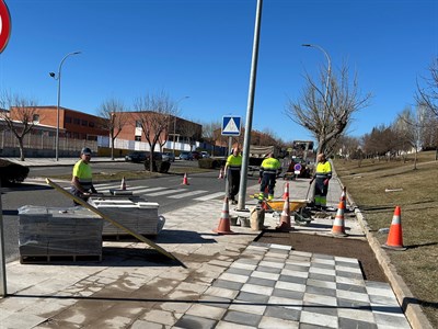 Continúa el Plan de Mantenimiento Urbano con el arreglo de baldosado en las inmediaciones del colegio Hermanos Valdés