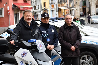 Dolz da la enhorabuena al jefe de Policía Local, Ángel Barrios, tras su ascenso a subinspector 