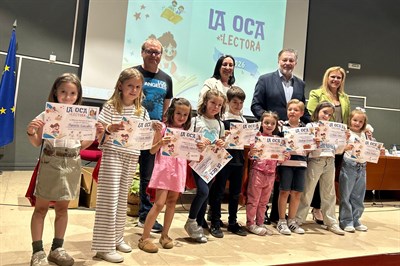 El alcalde entrega los premios del concurso ‘La Oca Lectora’ a 11 niños y niñas que han leído entre todos 88 libros