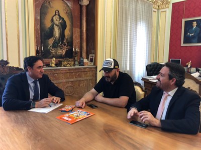 Mariscal recibe al director de cine Juanra Fernández que ha comenzado el rodaje de su nueva película, ‘Rocambola’ 