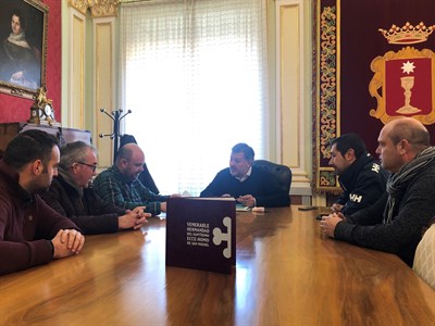 El alcalde se reúne con la Hermandad del Santísimo Ecce-Homo de San Miguel para conocer su proyecto de rejería artística