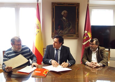 El Ayuntamiento y ADOCU firman un convenio de colaboración por un importe de 19.000 euros