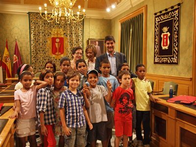 El alcalde recibe a los niños saharauis que pasan el verano en Cuenca