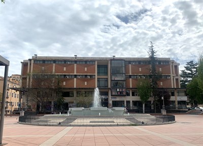 El Ayuntamiento de Cuenca valla perimetralmente el edificio del Mercado para evitar riesgos por el deterioro de la envolvente y la cornisa