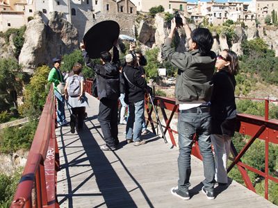 El Parador de Turismo, el puente de San Pablo, las Casas Colgadas o el Museo de Arte Abstracto centran el reportaje que la televisión de Singapur graba hoy en Cuenca