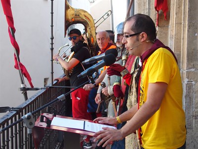 El multitudinario desfile de peñas y el pregón de Diego Valera incian las fiestas de San Mateo
