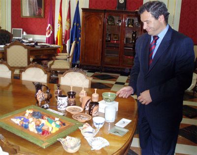 El Ayuntamiento elige la artesanía de Cuenca para sus regalos institucionales