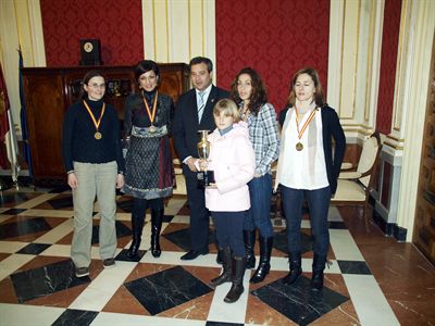 Felicitación del alcalde a las atletas ganadoras del Campeonato de España de Clubes de Campo a Través
