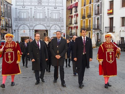 La Corporación Municipal, presidida por el alcalde, asiste en la Catedral a la apertura del Año Santo de San Julián