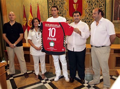 El Cuenca 2016 presenta en el Ayuntamiento a su nuevo jugador, Jorge Luis Paván