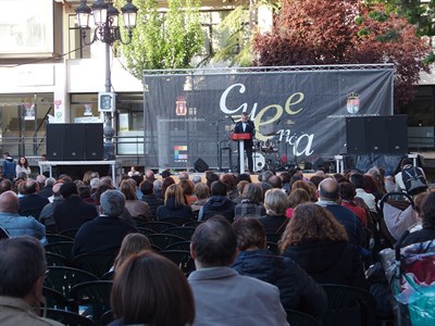 Presentaciones de libros y actuaciones en la Plaza de España copan la penúltima jornada de la Feria del Libro