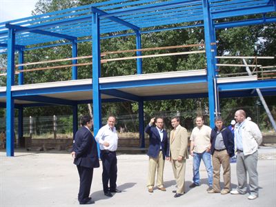El alcalde visita las obras de construcción de una nave almacén en el Parque Municipal de Bomberos