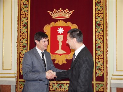 El alcalde recibe al ministro rumano para la Diáspora