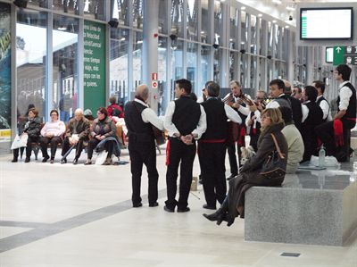 Miles de personas visitan la estación del AVE-Fernando Zóbel en su primer día de funcionamiento