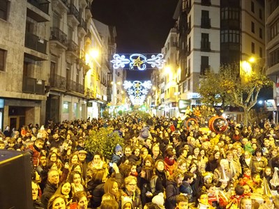 El encendido de la iluminación navideña en Carretería congrega a cientos de conquenses