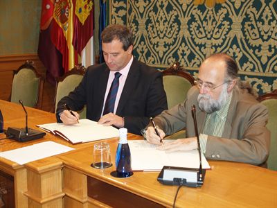 Alcalde de Cuenca y presidente de la RACAL firman el convenio de cesión del local que servirá de sede a la Real Academia Conquense