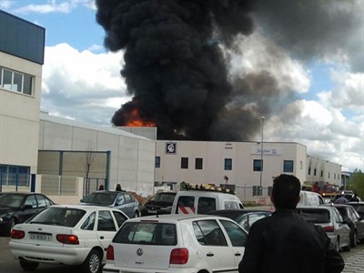 Bomberos de Cuenca sofocan el incendio de una nave que almacenaba productos inflamables  