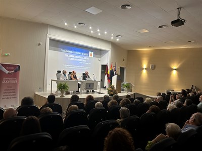 Reconocimientos en el acto del Día del Mayor al Hospital de Santiago y a Encarnación Pérez, y un recuerdo para Antonio Martins