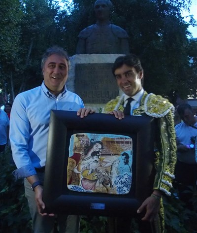 Mariscal entrega el Primer Trofeo Chicuelo II a Miguel Ángel Perera por la mejor faena de la Feria de San Julián 2016