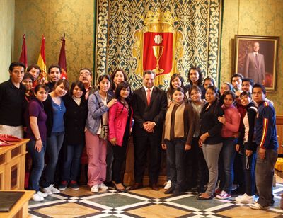 El alcalde recibe a 24 alumnos mexicanos en el Ayuntamiento