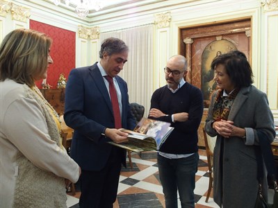 Ángel Mariscal recibe a la hija del escritor Miguel Delibes, Elisa Delibes de Castro y al director de su Fundación
