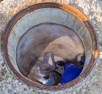 Aguas de Cuenca repara la obstrucción del colector de aguas residuales de Nohales 