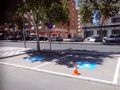 La Concejalía de Movilidad habilita dos nuevas plazas de estacionamiento para discapacitados en el CIP San Fernando