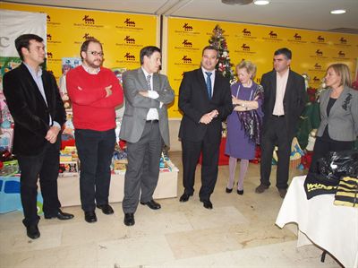 El alcalde de Cuenca apoya a la Asociación Española contra el Cáncer de Cuenca en la inauguración de su tradicional rastrillo benéfico

