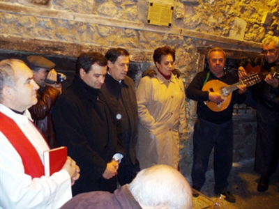 El alcalde acompañó a los mayores de San Pedro en la bendición del Cristo del Pasadizo